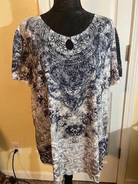 Time and Tru Black and White Keyhole Print Tunic